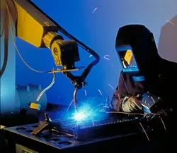 Een industriële lasrobot (ter illustratie)