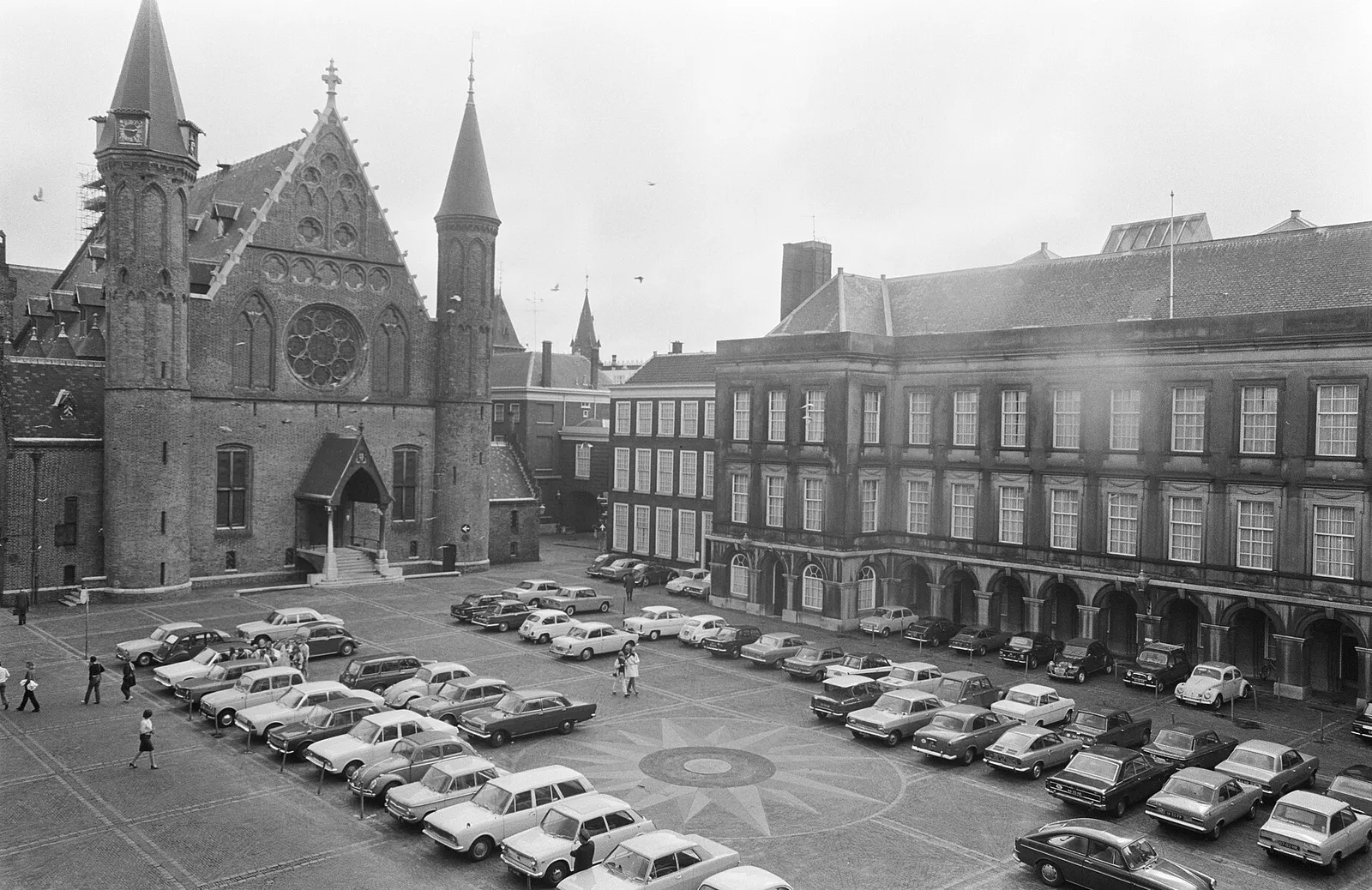 Het Binnenhof in Den Haag, met de Ridderzaal en de Tweede Kamer (archiefbeeld)