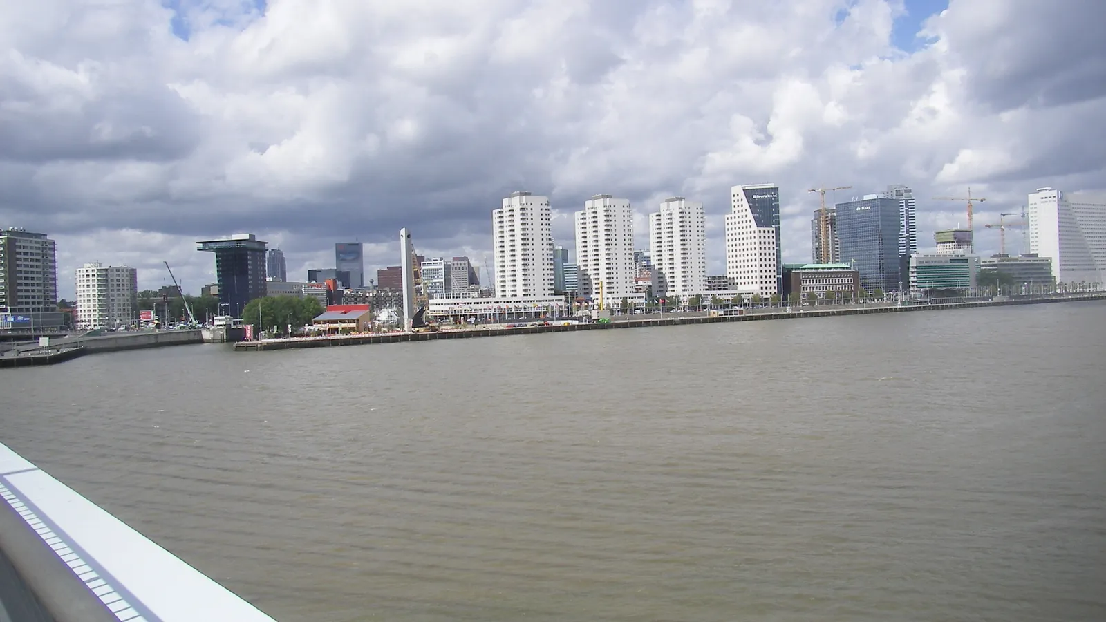 De skyline van Rotterdam gezien vanaf de Erasmusbrug