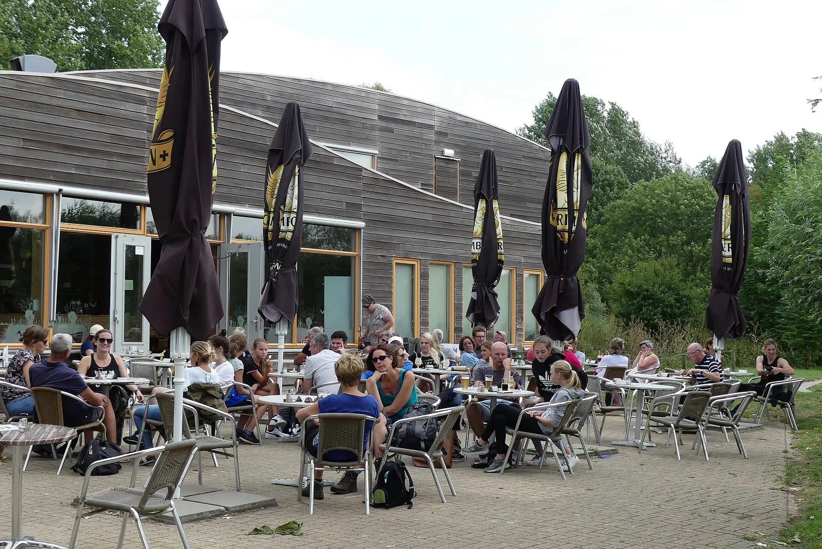 Een terras bij een café (ter illustratie)