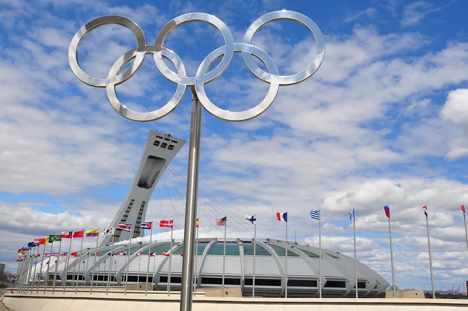 De olympische ringen op een stadion (archiefbeeld)