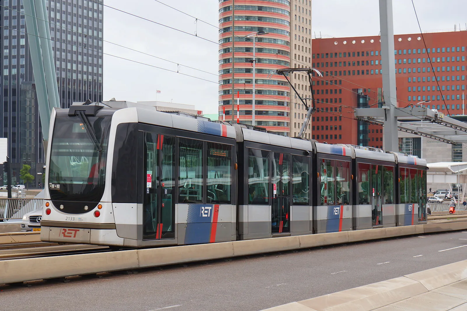 Een RET-tram op de Erasmusbrug in Rotterdam (archiefbeeld)