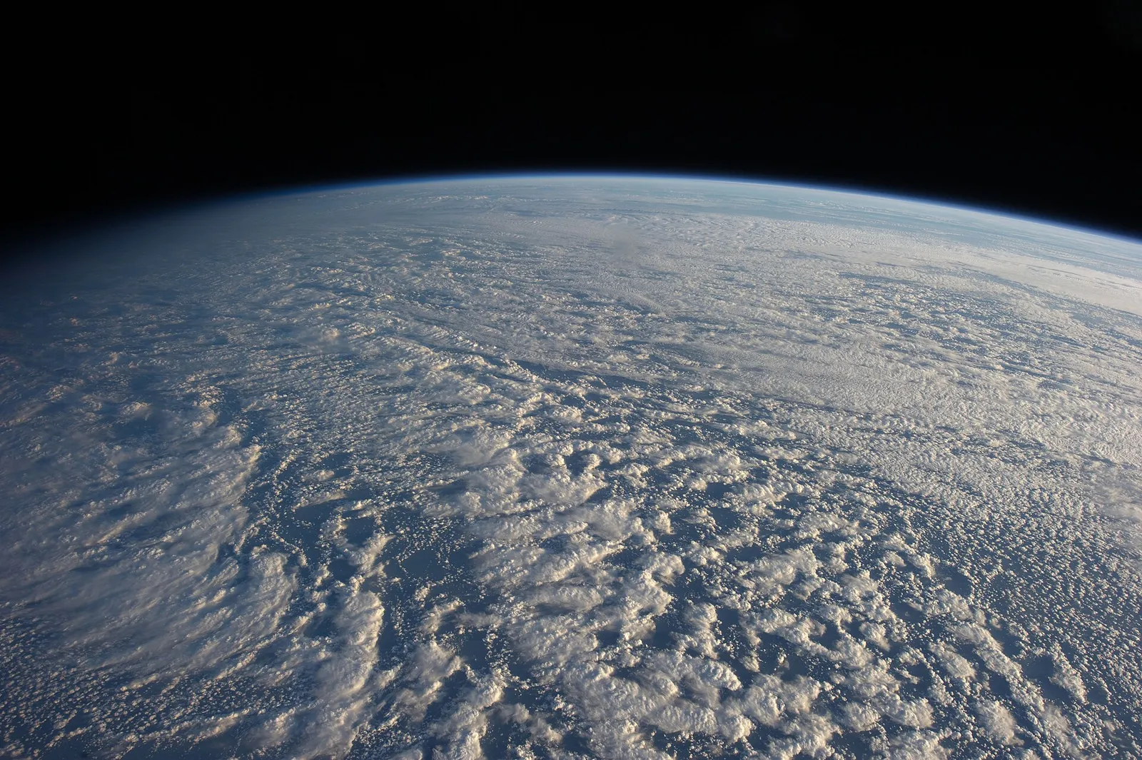 Stratocumulusbewolking boven de oceaan, gezien vanaf het ISS (archiefbeeld)