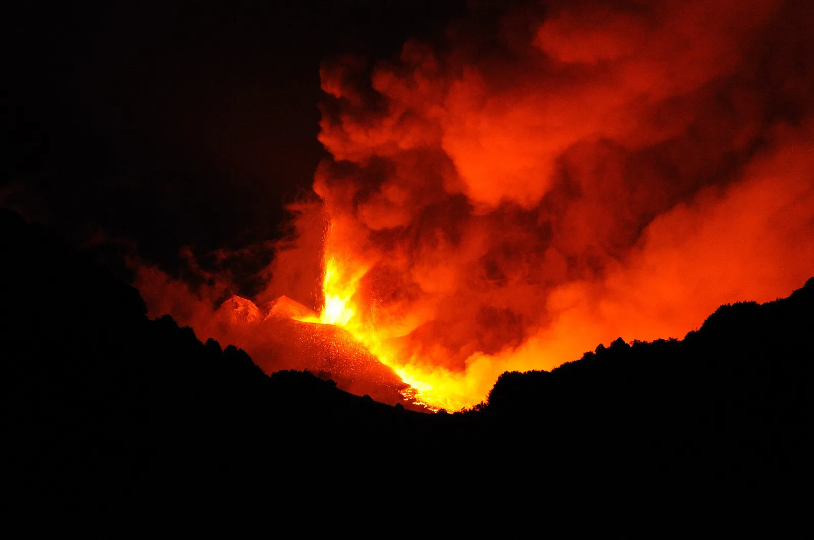 Een uitbarsting van de Etna met lava (archiefbeeld, ter illustratie)