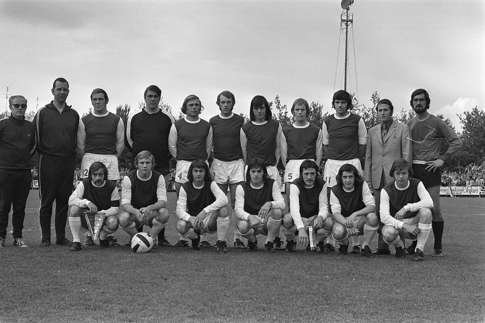 Een amateurvoetbalteam poseert voor de wedstrijd (archiefbeeld)