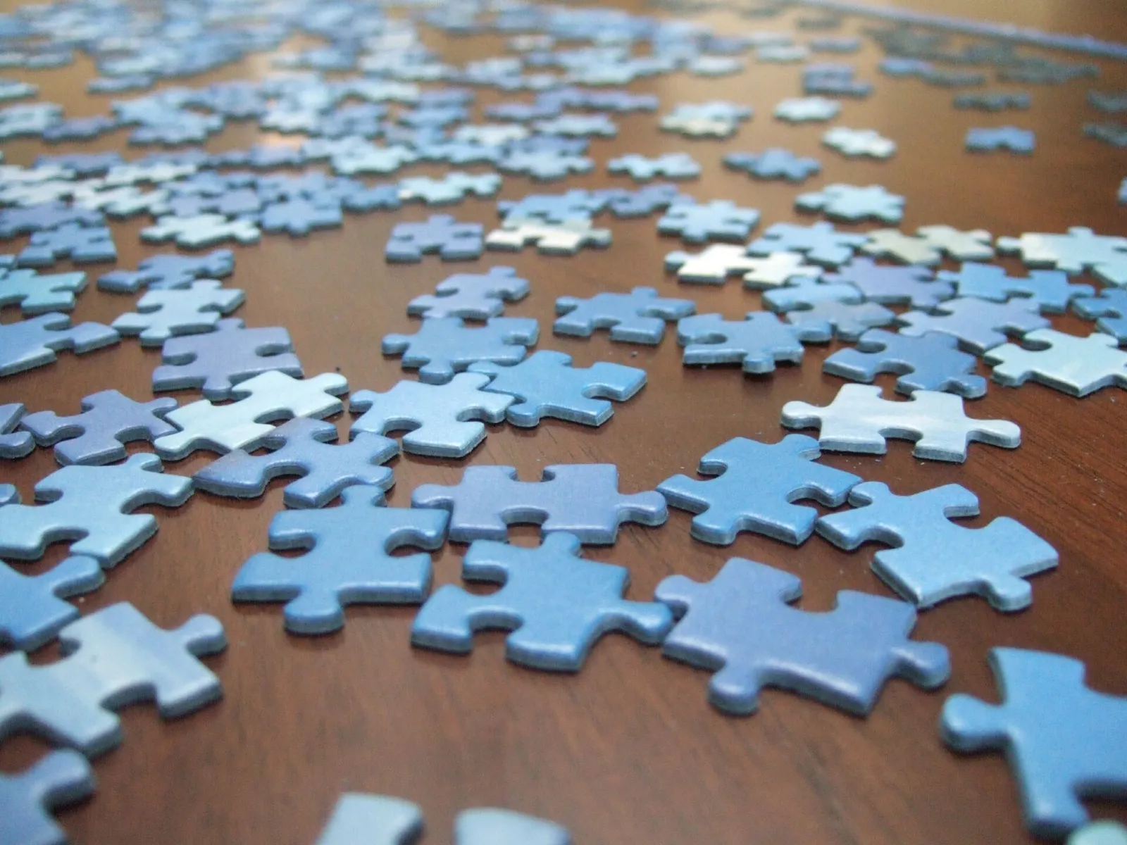 Een legpuzzel in wording op tafel