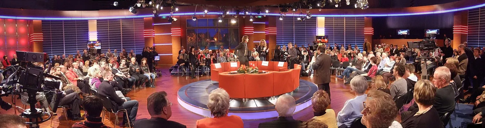 Een televisiestudio met een gesprekstafel (archiefbeeld, ter illustratie, niet Zomergasten)