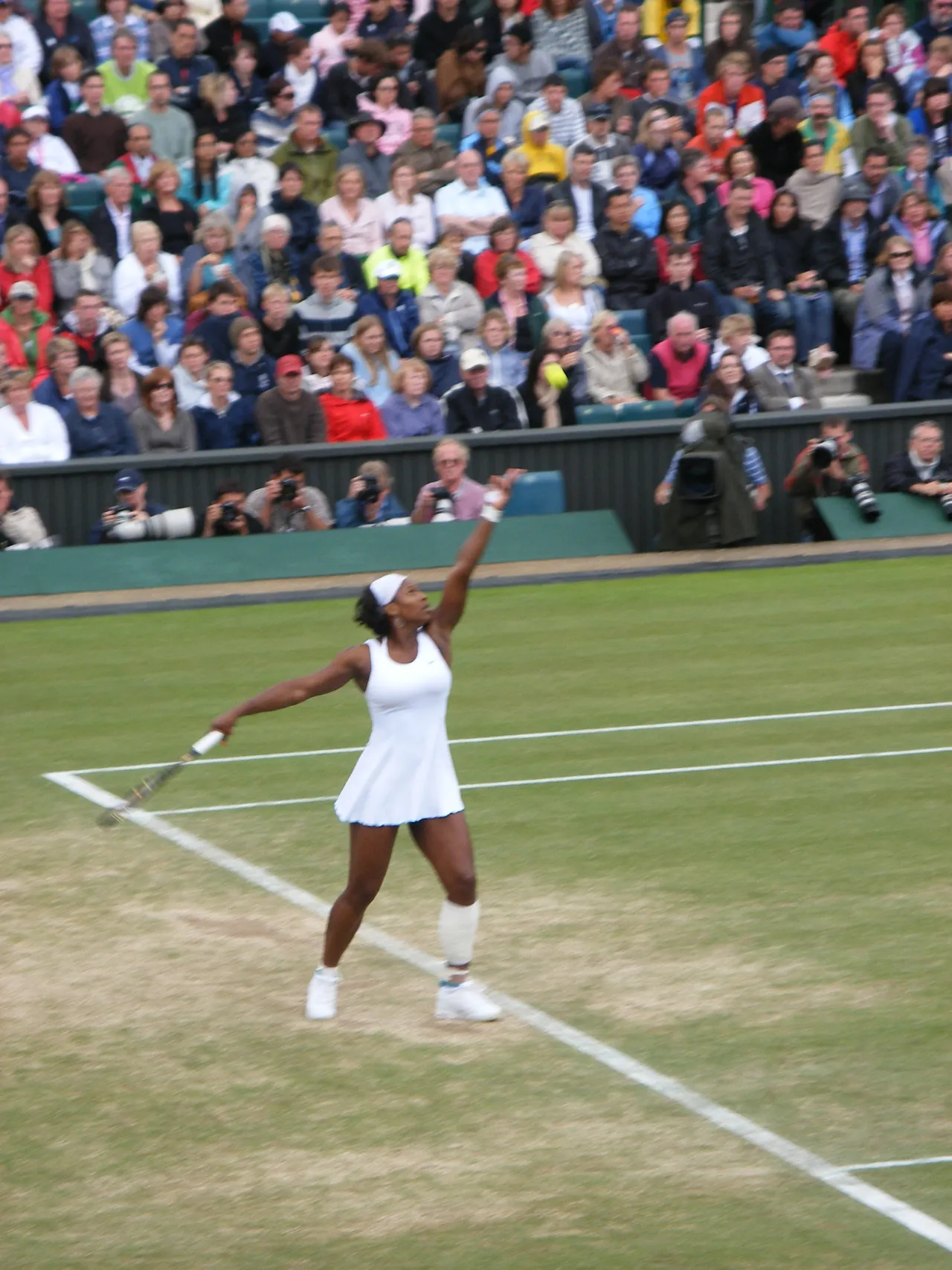 Serena Williams serveert op Wimbledon