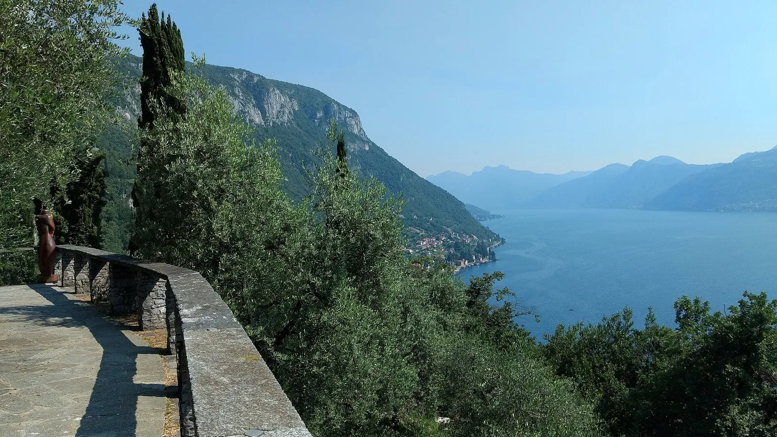 Uitzicht over het Comomeer bij Varenna (archiefbeeld)