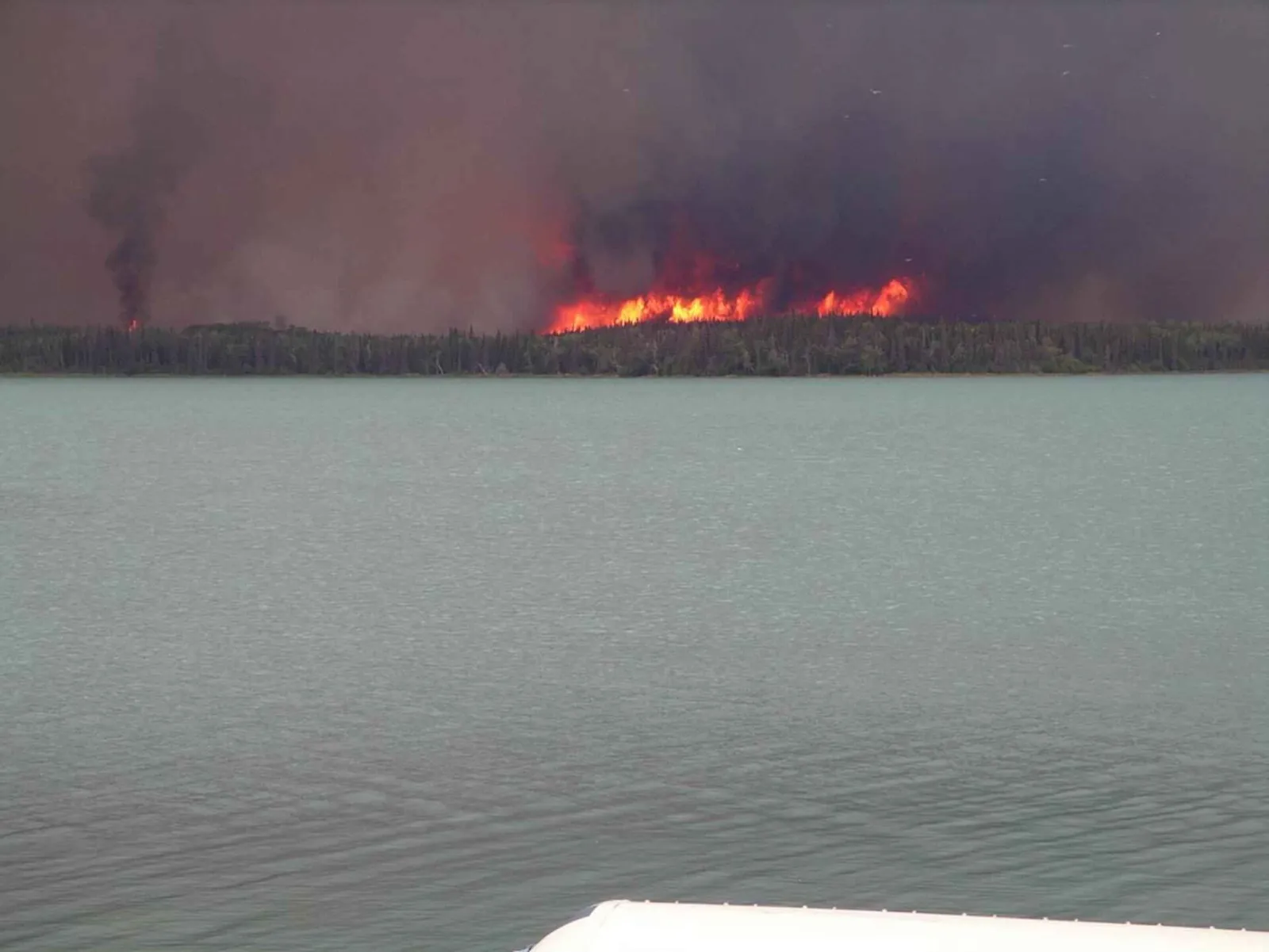 Vlammen en rook bij een natuurbrand in een bos (archiefbeeld, ter illustratie)