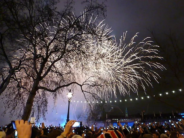 Vuurwerk boven een stad tijdens de jaarwisseling (ter illustratie)