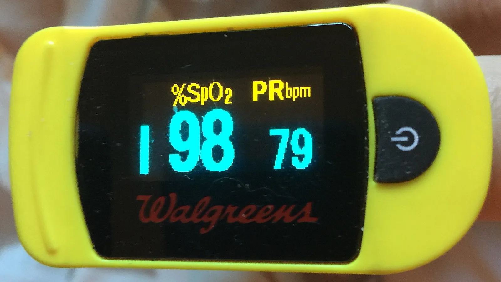 Een vingersensor meet hartslag en zuurstofgehalte