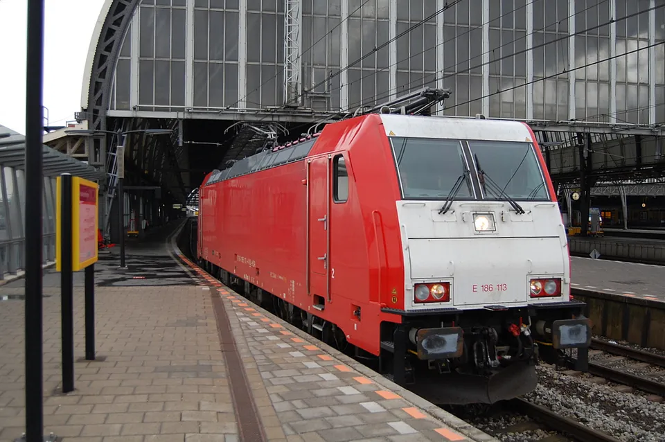 Een trein op het perron van Amsterdam Centraal