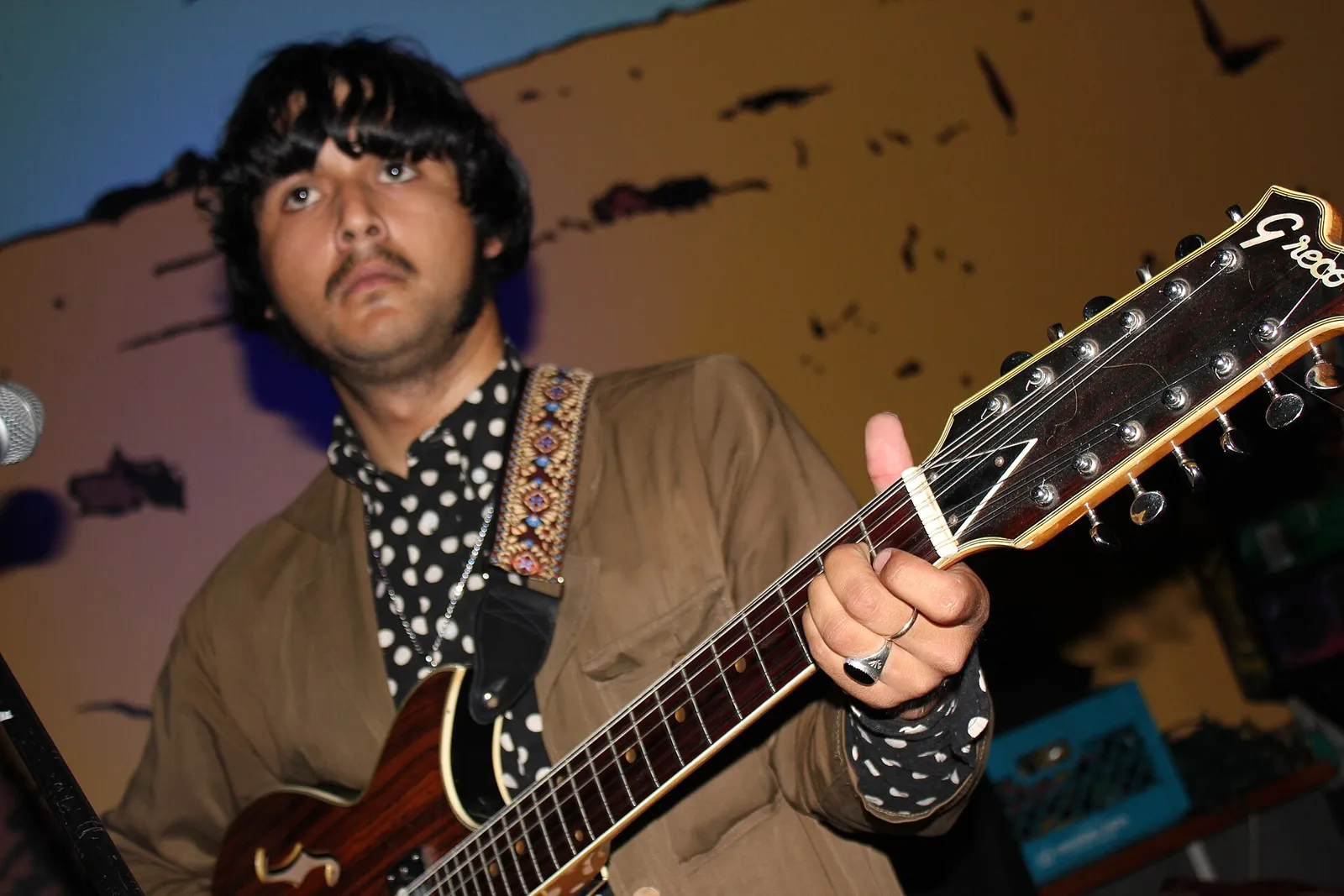 Een gitarist op het podium (ter illustratie)