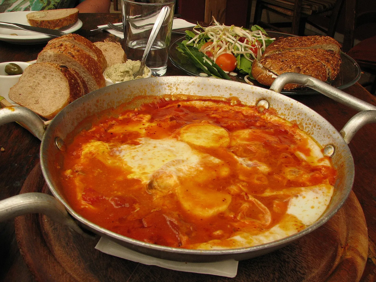 Een shakshuka: eieren in pittige tomatensaus (archiefbeeld)