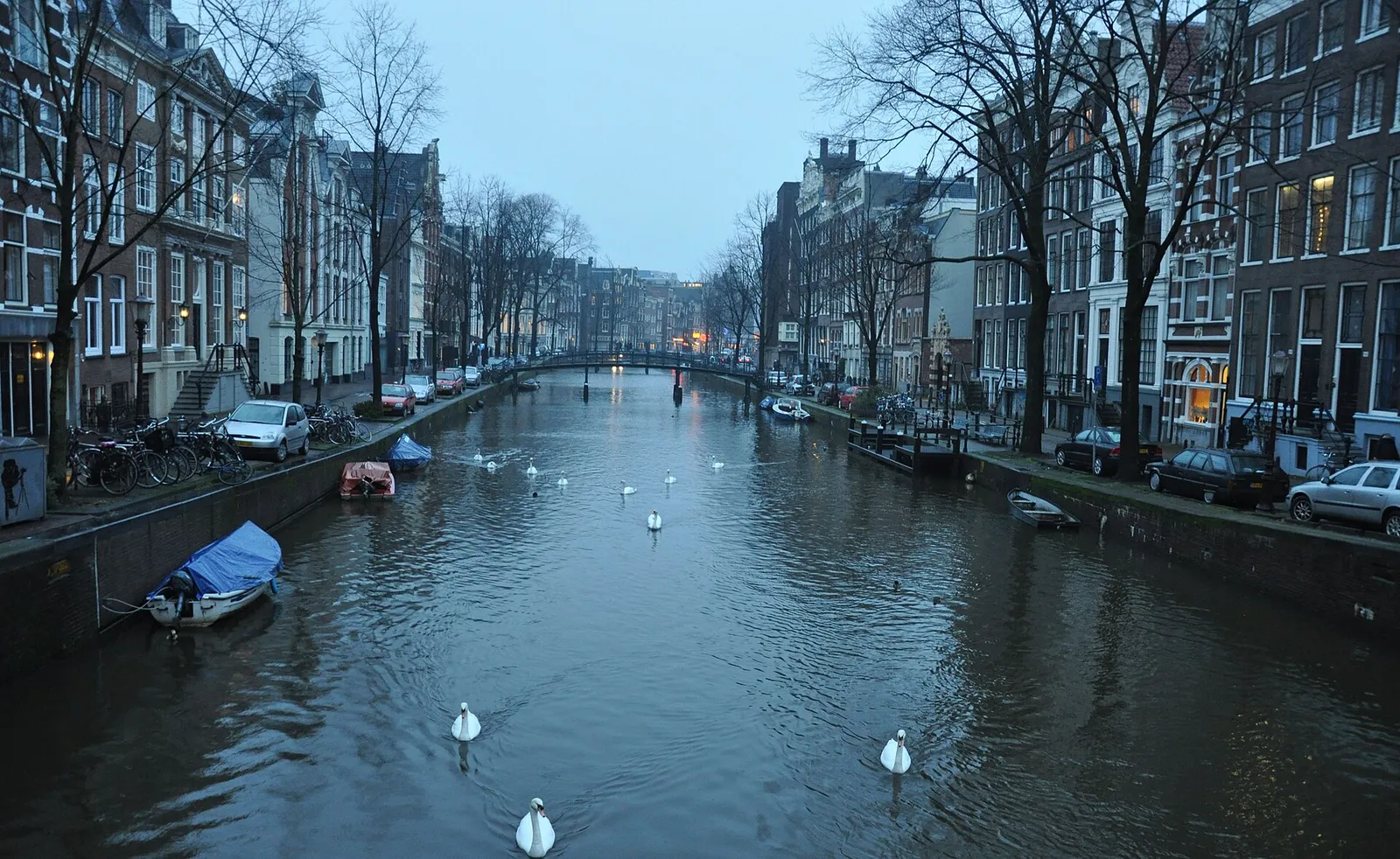 Woningen langs een Amsterdamse gracht (archiefbeeld)