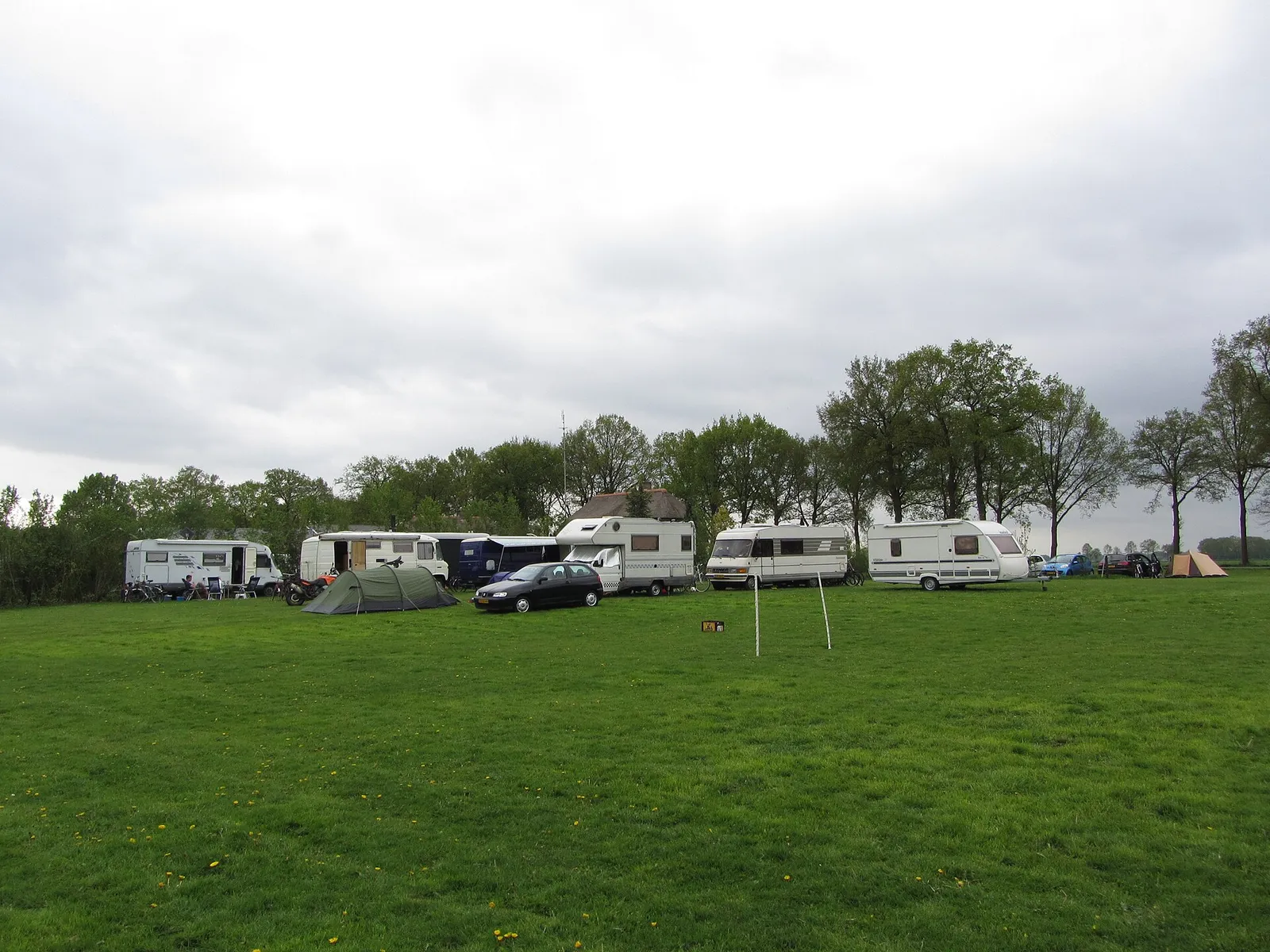Een camping met caravans en tenten (archiefbeeld)