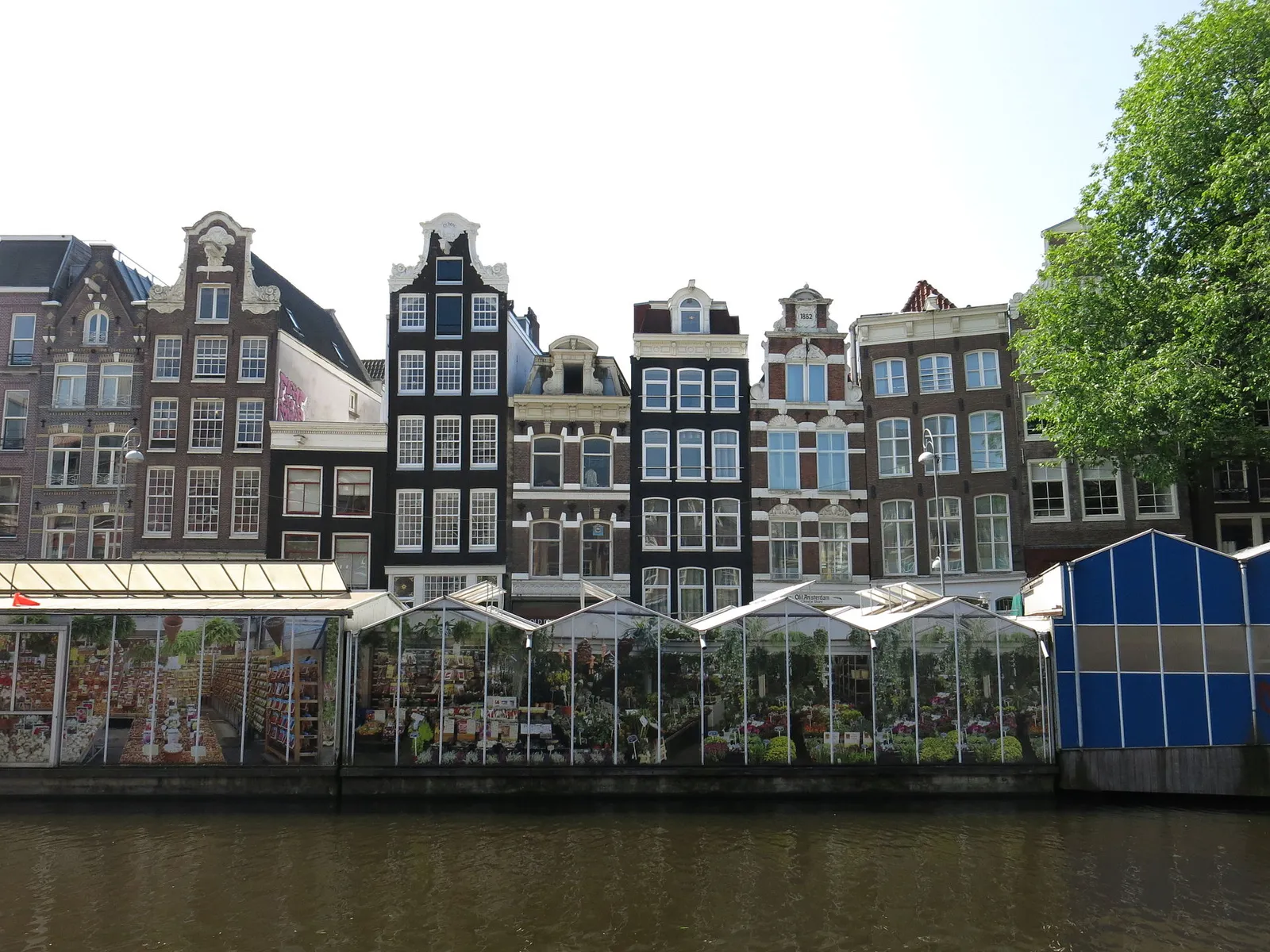 Woningen langs een Amsterdamse gracht (archiefbeeld)