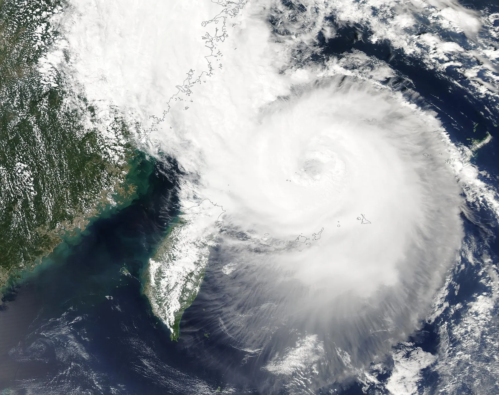 Een tyfoon boven zee, gezien vanuit een satelliet (archiefbeeld)