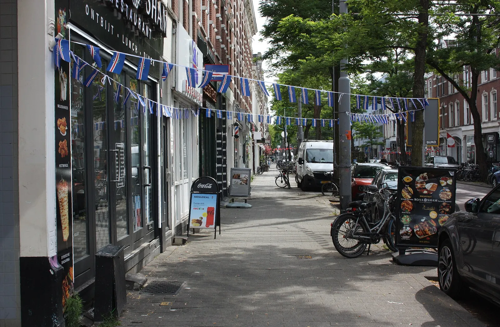 Kaapverdische voetbalversiering in een straat in Rotterdam, juni 2026