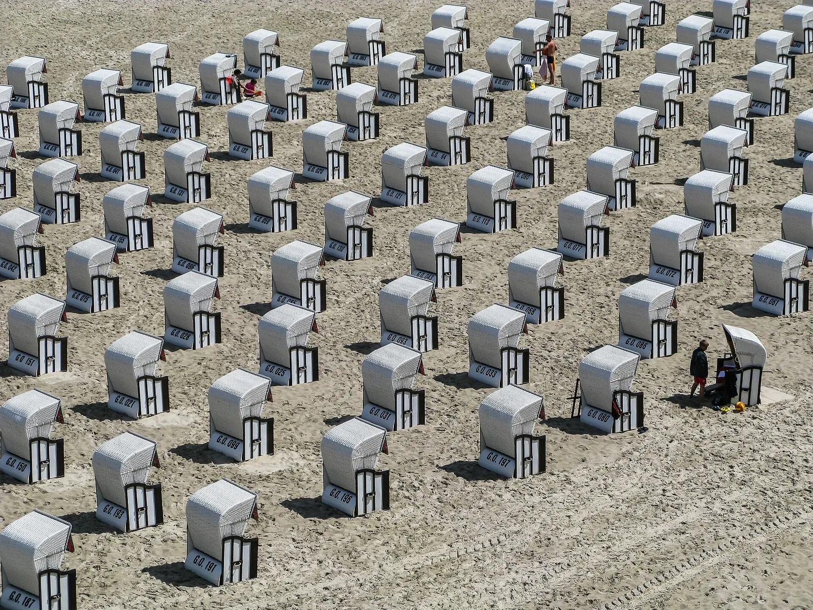 Strandstoelen aan zee