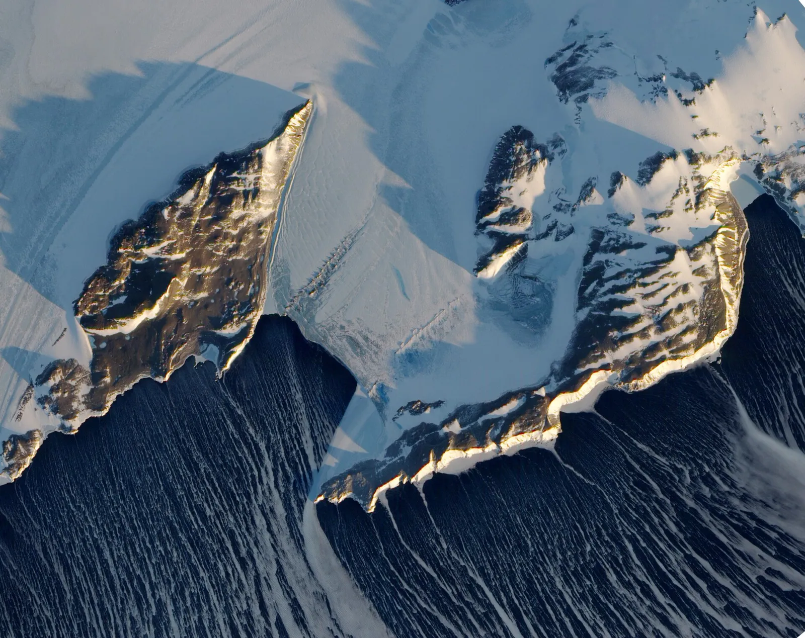 Het met ijs bedekte landschap van Antarctica (archiefbeeld)