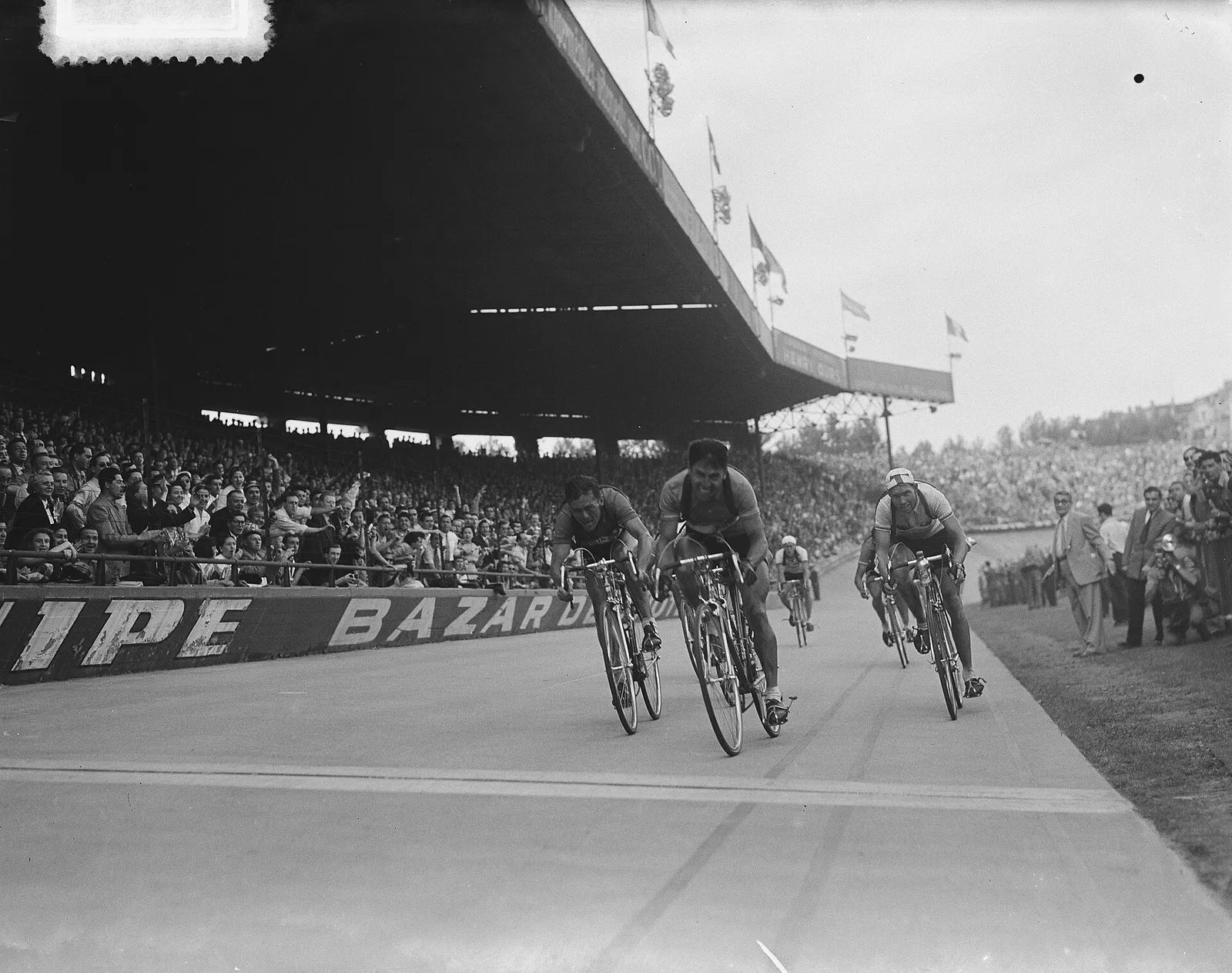 Een sprintfinish in de Tour de France (archiefbeeld)