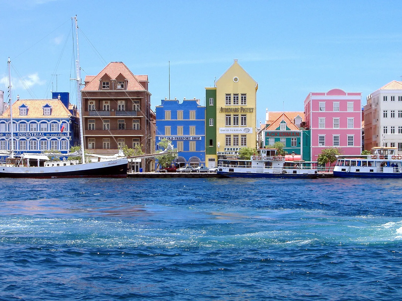 De haven van Willemstad op Curaçao