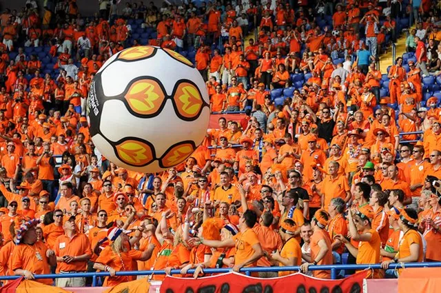 Nederlandse voetbalsupporters in het oranje (archiefbeeld, ter illustratie)