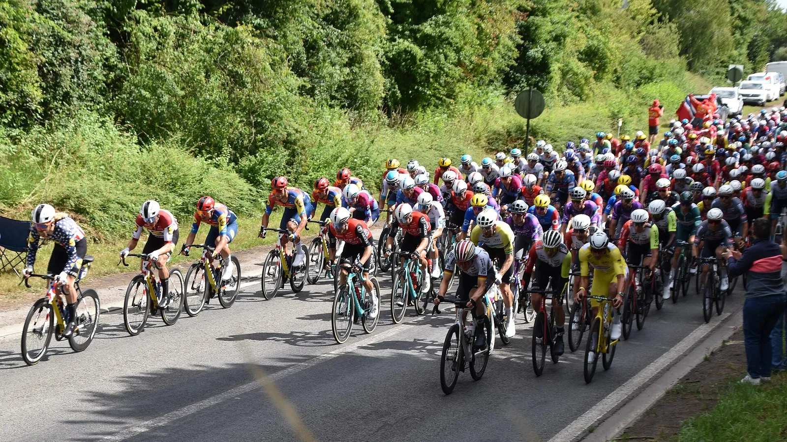 Het peloton in aanloop naar een sprint in de Tour de France (archiefbeeld)