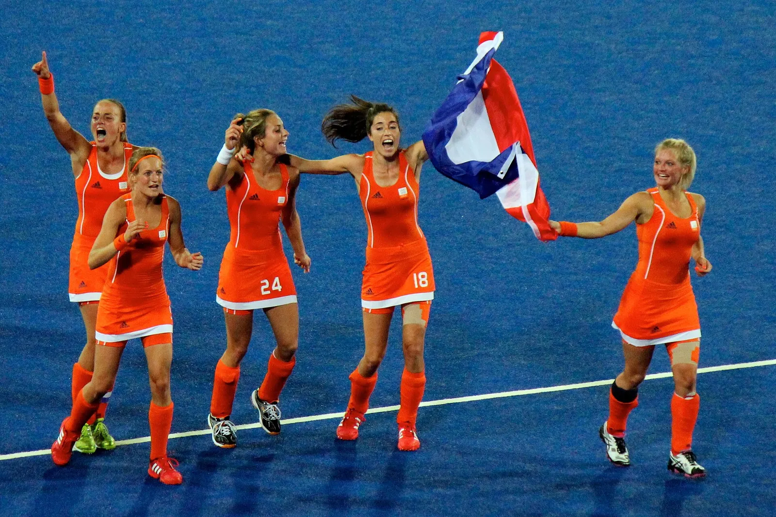 De Nederlandse hockeysters vieren een treffer (archiefbeeld)