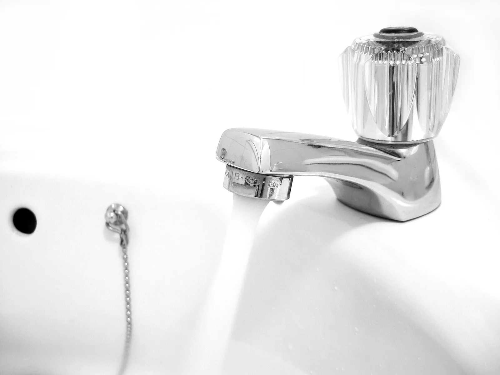 Water stroomt uit een kraan