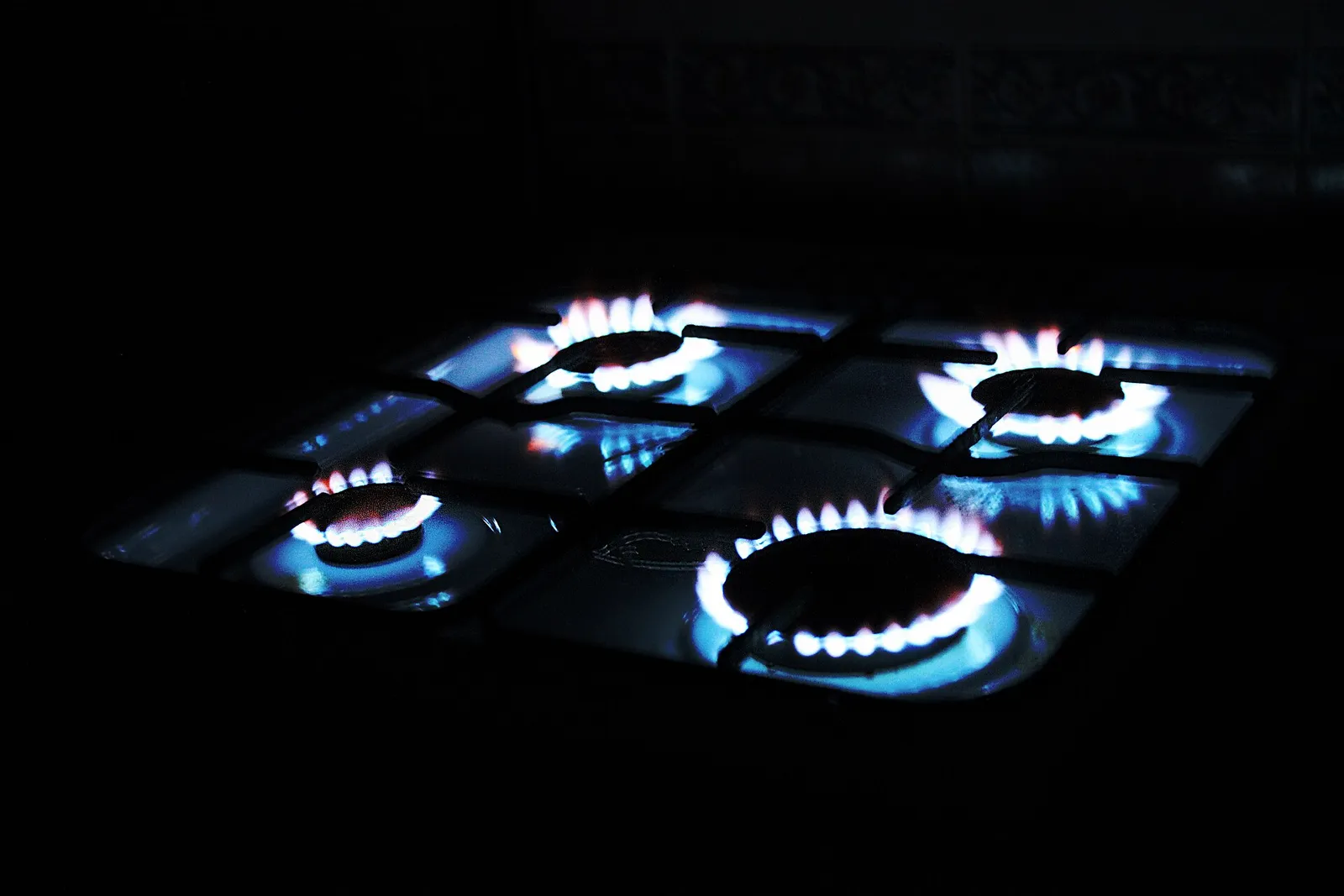 Brandende vlam op een gasfornuis