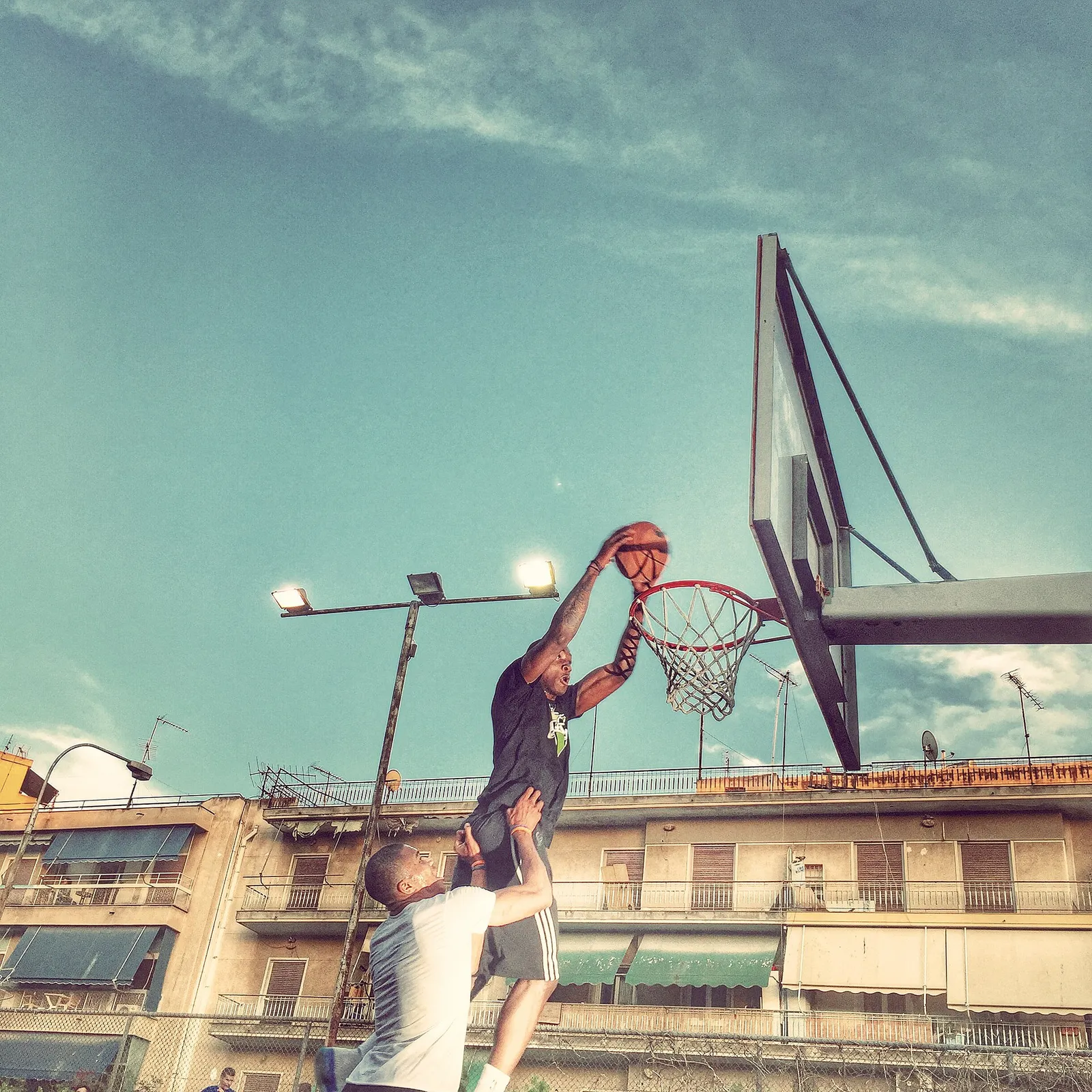 Giannis Antetokounmpo (rechts) met zijn broer Thanasis (archiefbeeld)