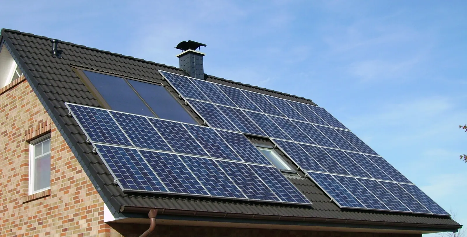 Zonnepanelen op het dak van een woning (ter illustratie)