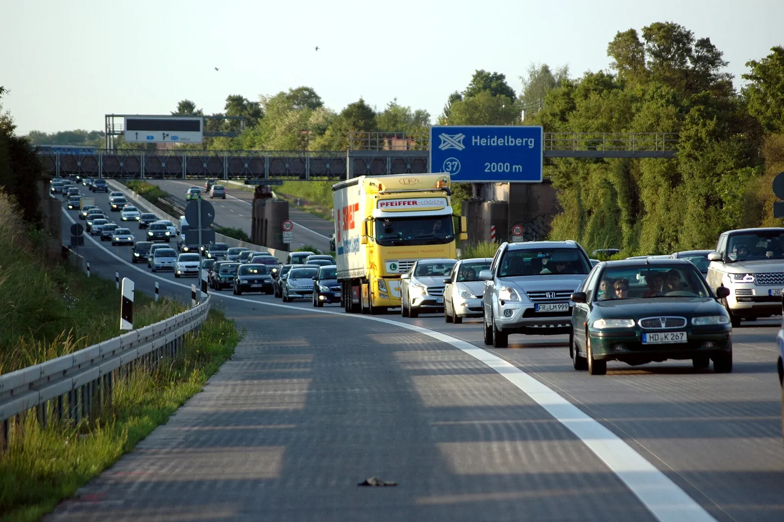 Een file op de snelweg (ter illustratie)