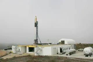 Een SpaceX Falcon-raket op het lanceerplatform (archiefbeeld)