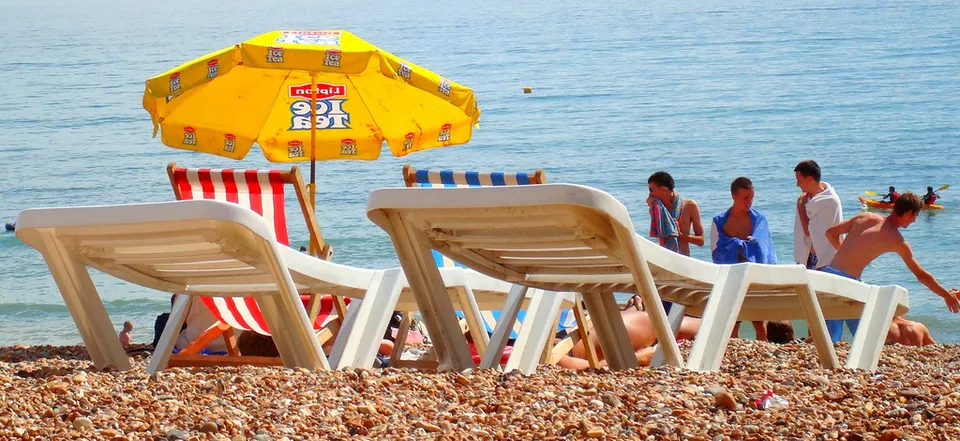 Mensen op een strand op een warme zomerdag (archiefbeeld, ter illustratie)