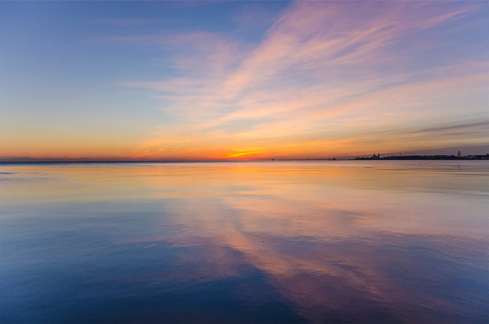 Een rustige zonsondergang boven het water (archiefbeeld, ter illustratie)