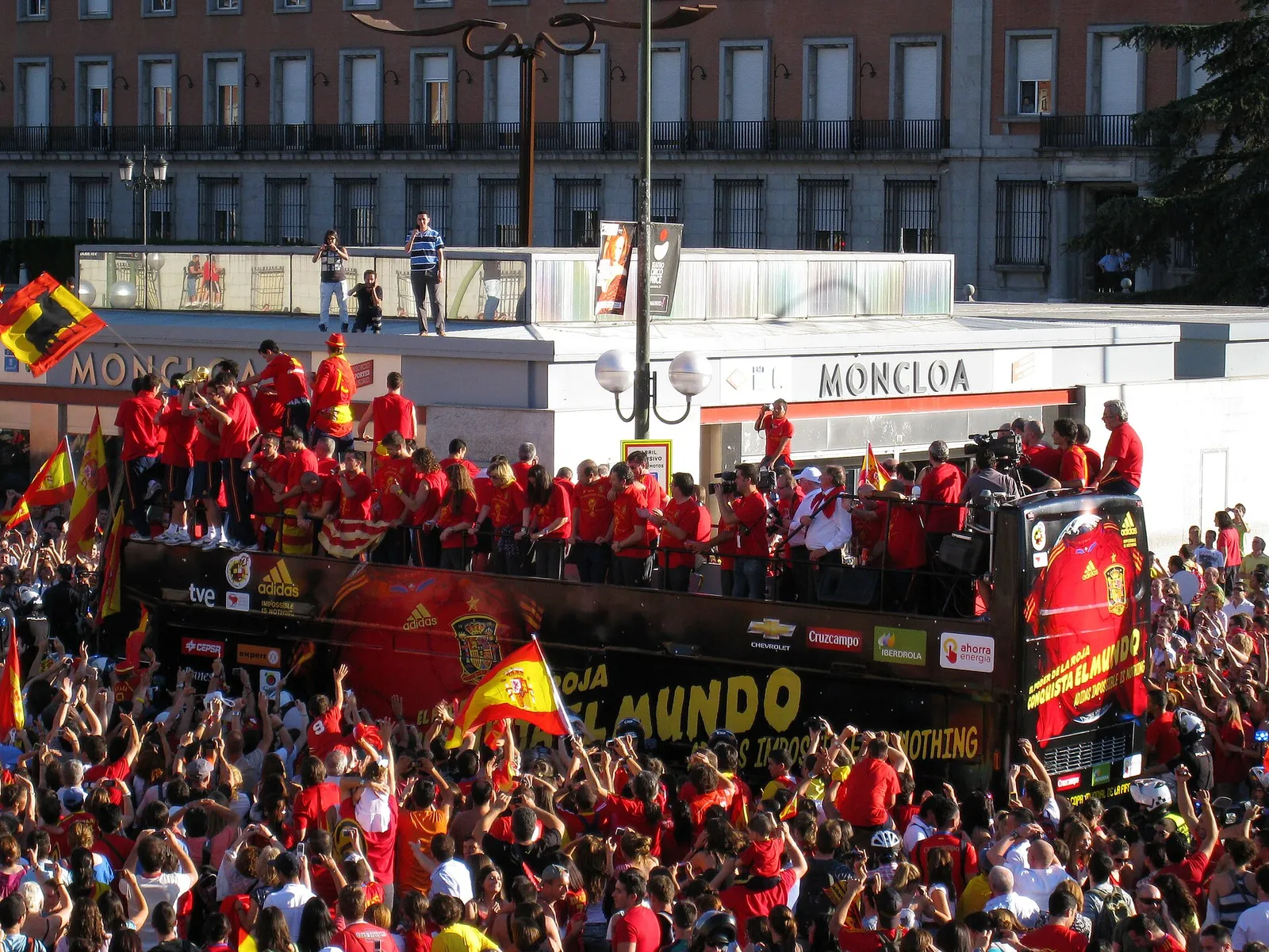 Spaanse voetbalfans vieren feest (archiefbeeld)