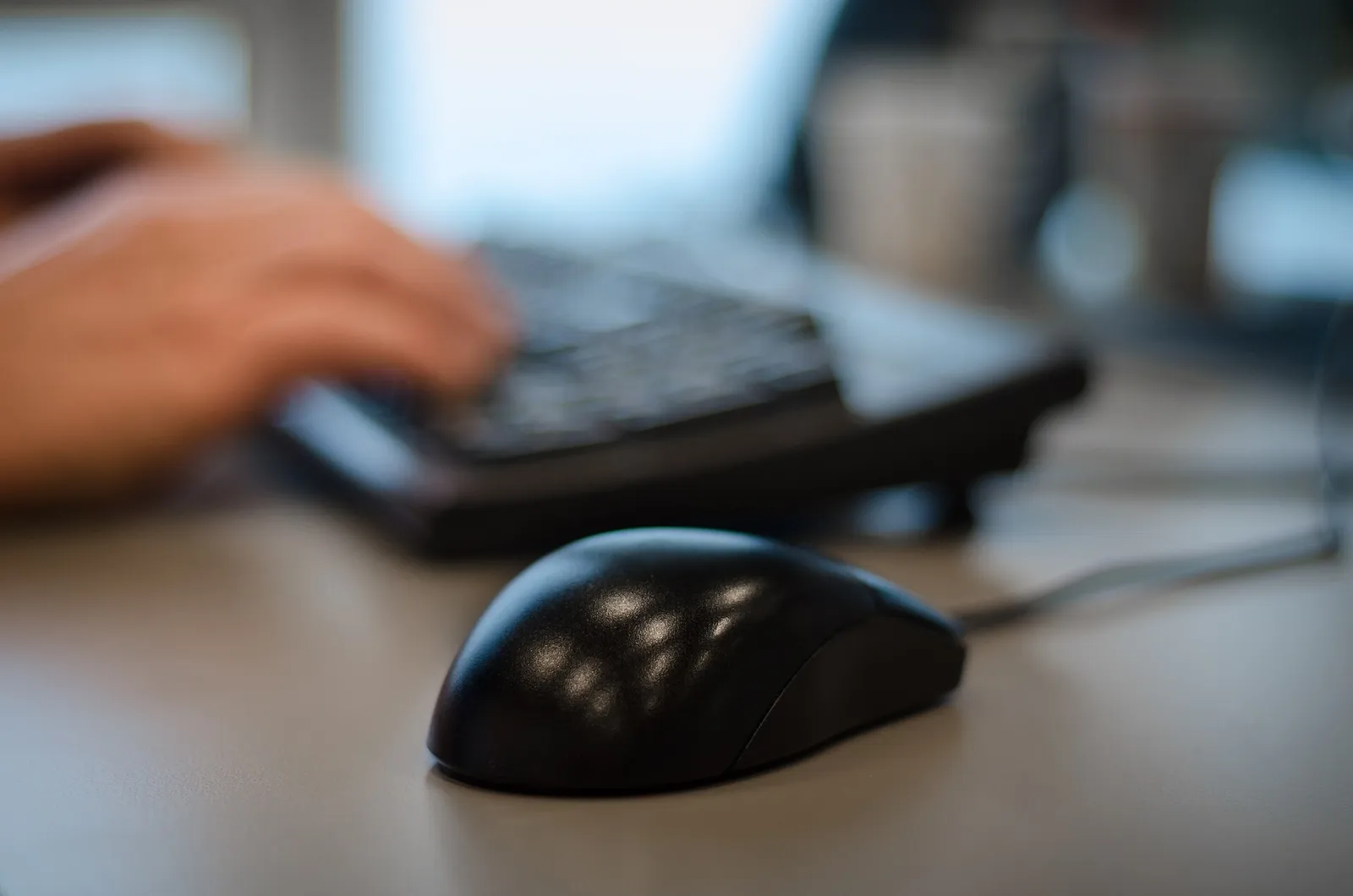 Iemand aan het werk achter een bureau (ter illustratie)