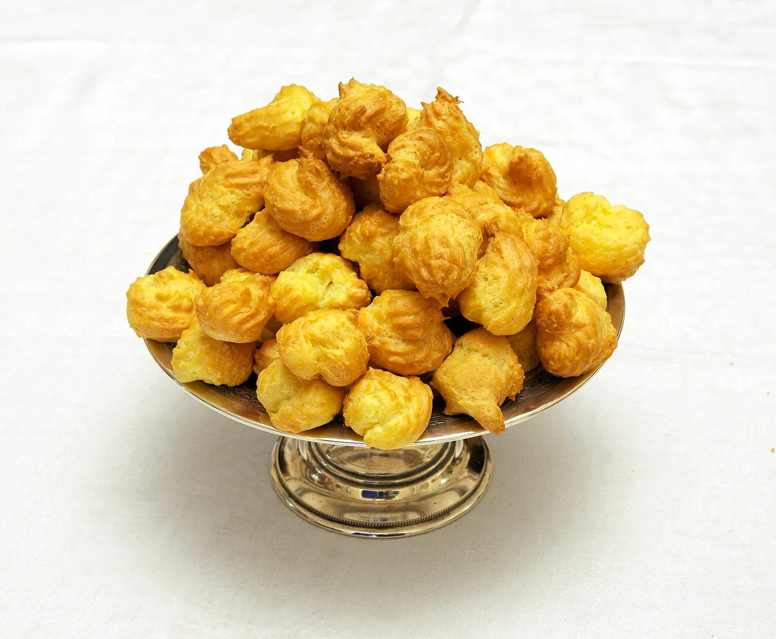 Een schaaltje met kaassoesjes (gougères)