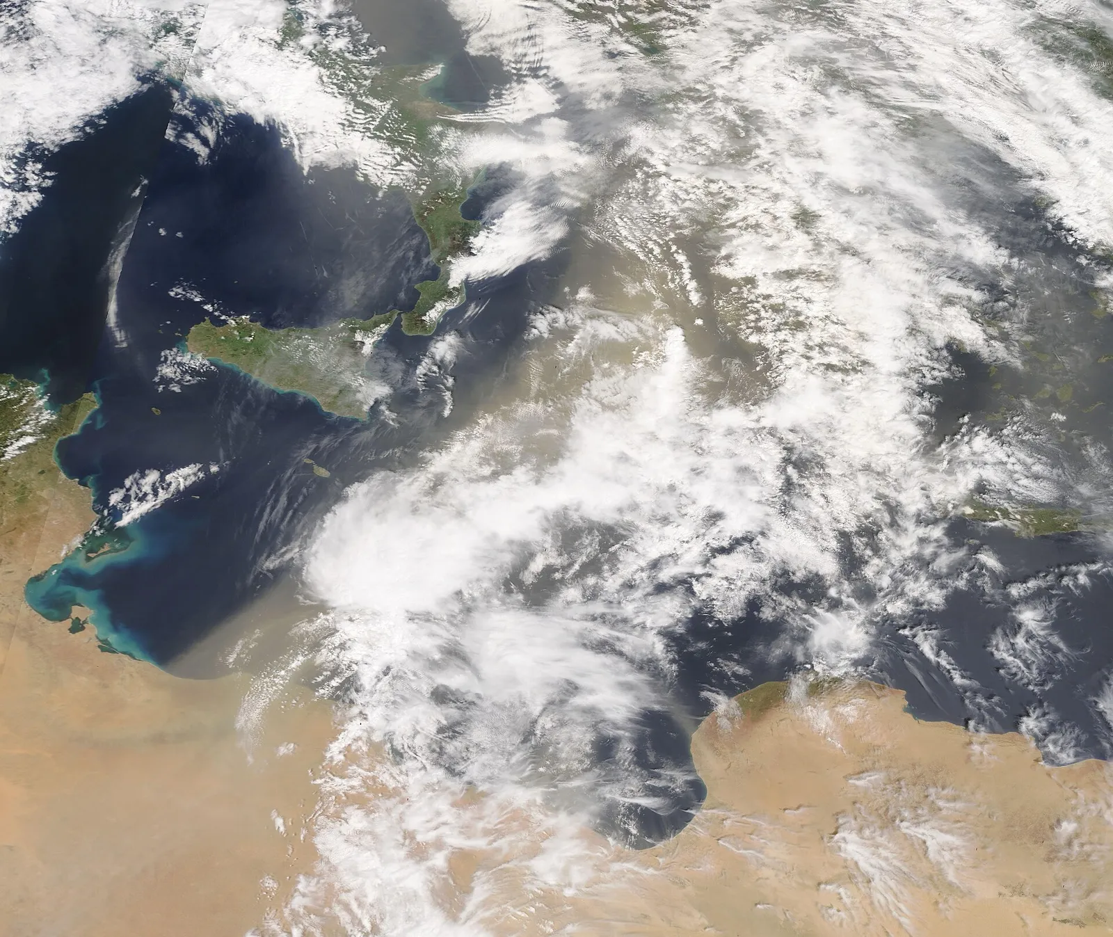 Satellietbeeld van een Saharastofwolk boven de Middellandse Zee