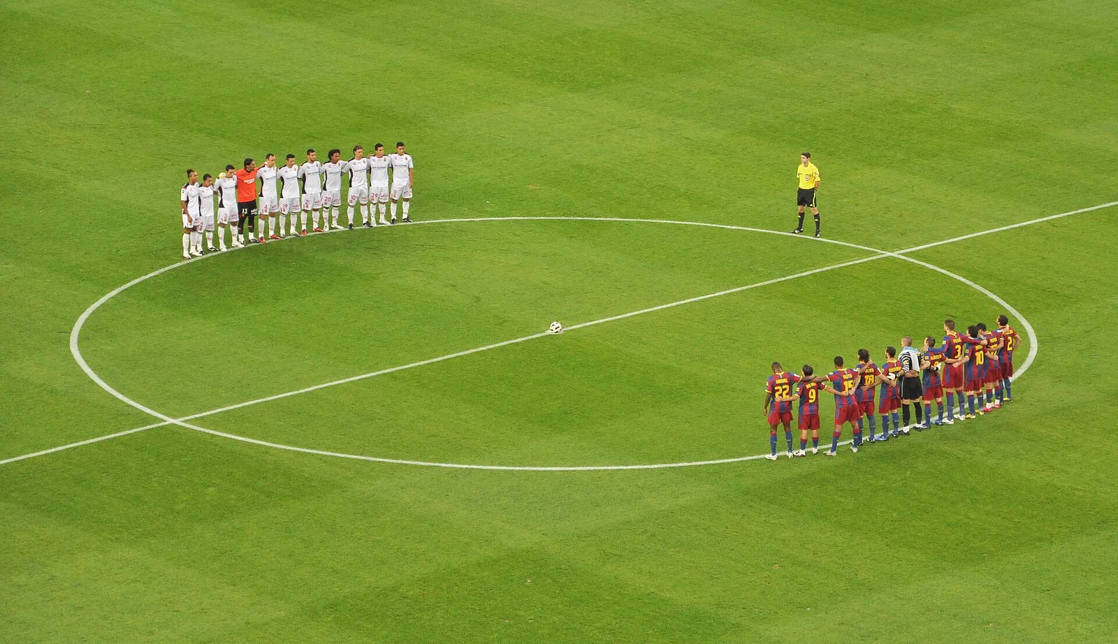 Voetballers op het veld voor een wedstrijd (ter illustratie)