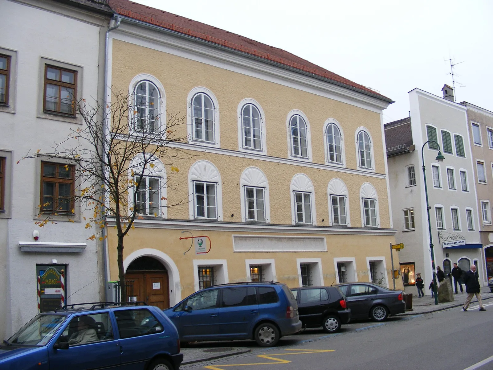 Het geboortehuis van Hitler aan de Salzburger Vorstadt in Braunau am Inn (archiefbeeld)