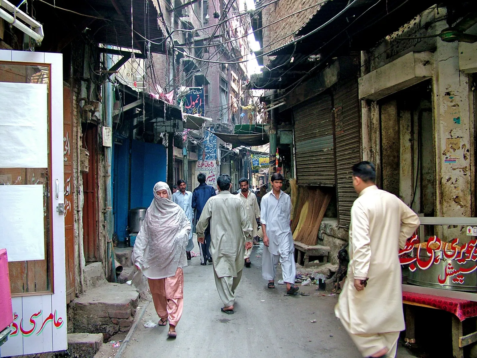 Een dichtbebouwde straat in Lahore, Pakistan (archiefbeeld, ter illustratie)