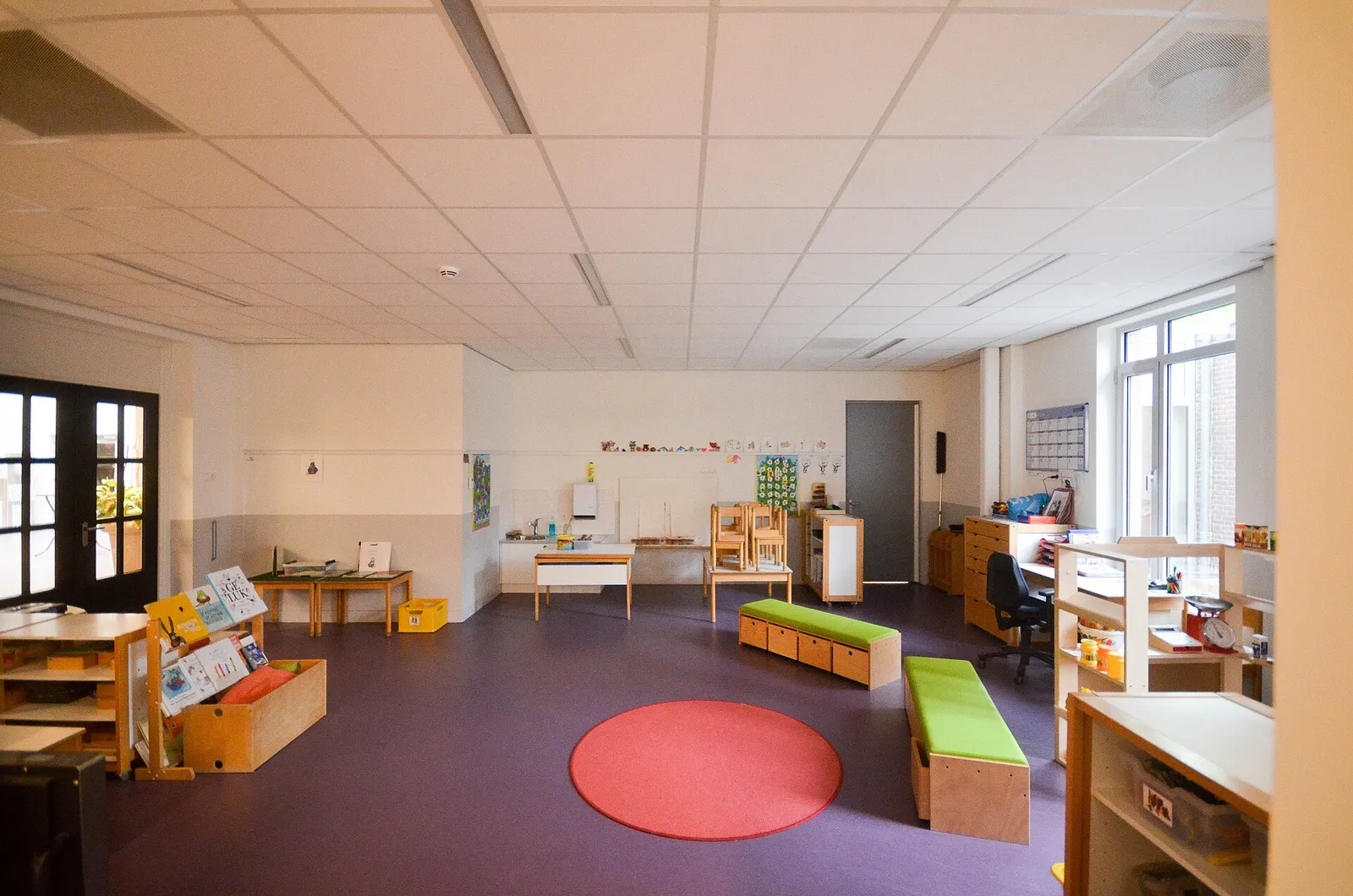 Een leeg klaslokaal op een Nederlandse basisschool (ter illustratie)
