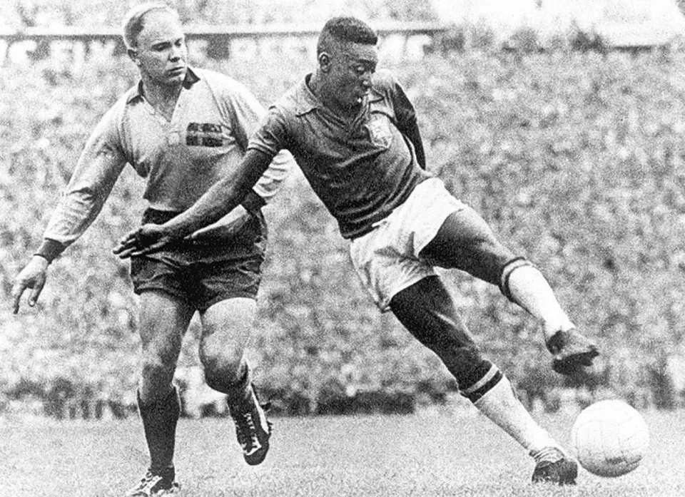 Pele in actie tegen Zweden in de WK-finale van 1958 (archiefbeeld)