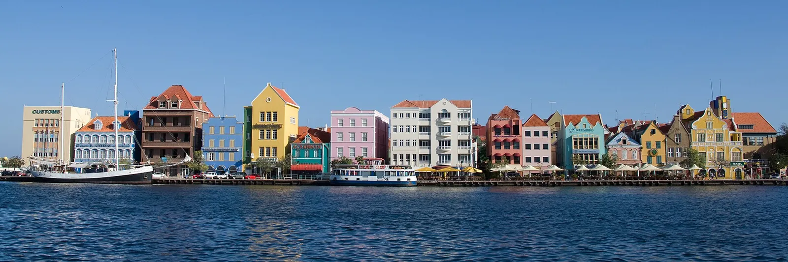 De kleurrijke Handelskade in Willemstad, Curaçao