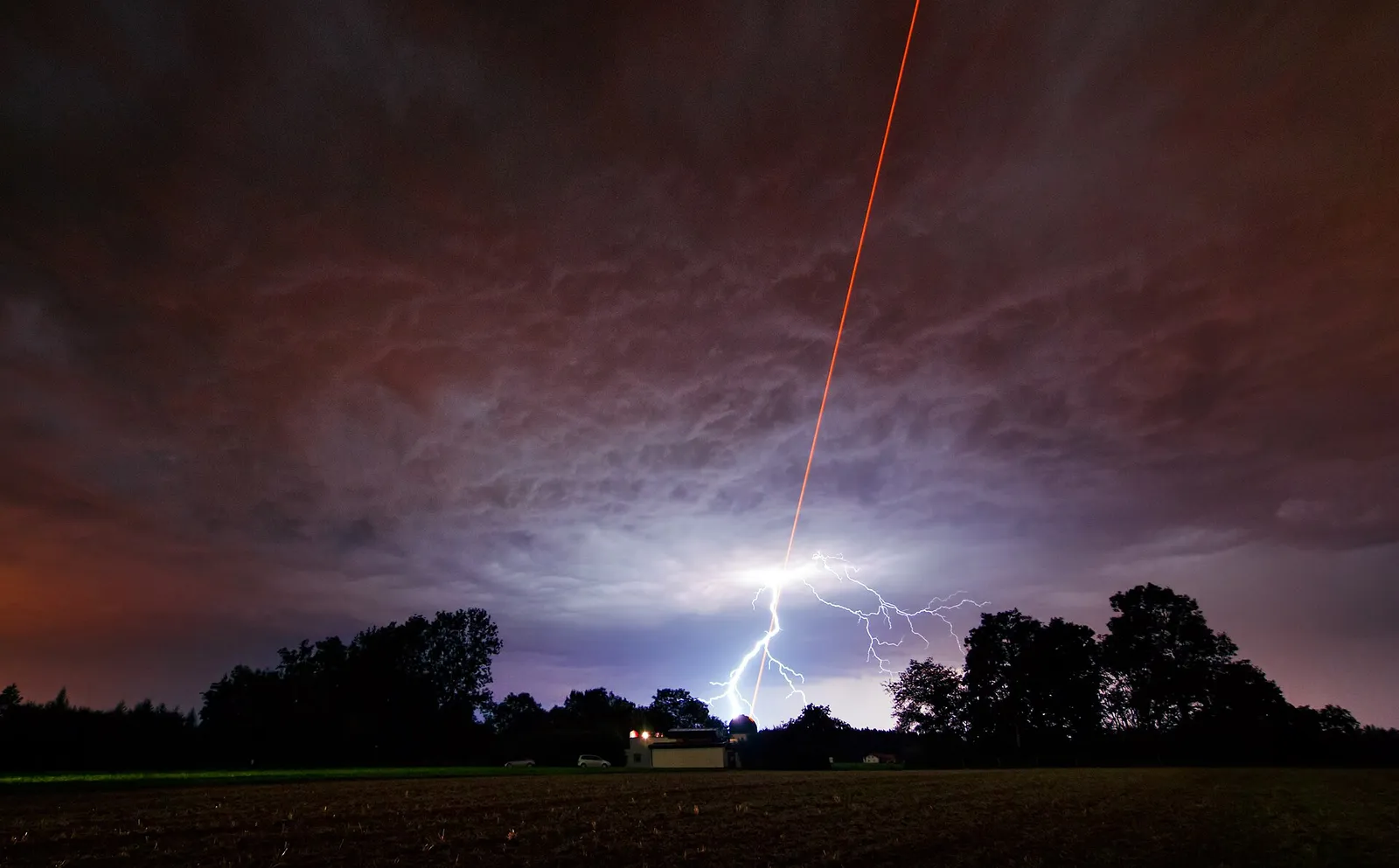 Onweer met bliksem aan de hemel (ter illustratie)